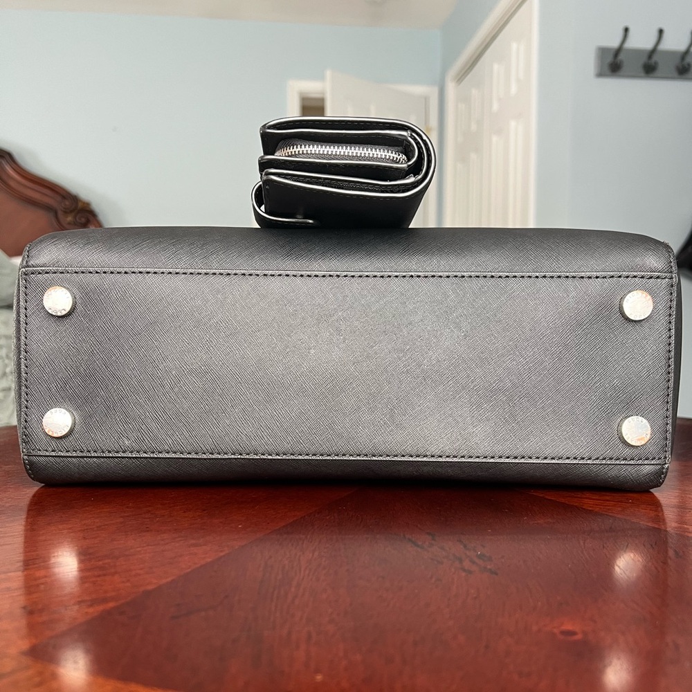Michael Kors Susannah Large Tote and Jet Set Billfold Wallet, Saffiano Leather - Picture 6 of 8